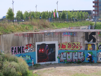 850244 Gezicht op een gedeelte van de graffitimuur langs de tijdelijke jongerenplek Teen Spot onder het Berlijnplein in ...
